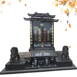 带有狮子雕刻的花岗岩墓碑